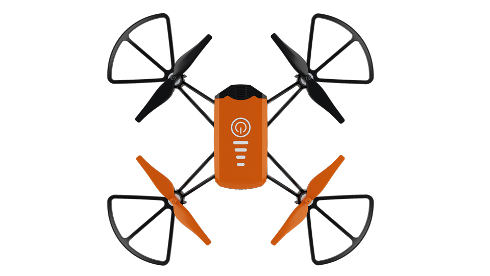 Beyaz bir arka plan üzerinde pervaneleri ve emniyet koruyucuları olan turuncu ve siyah bir drone.