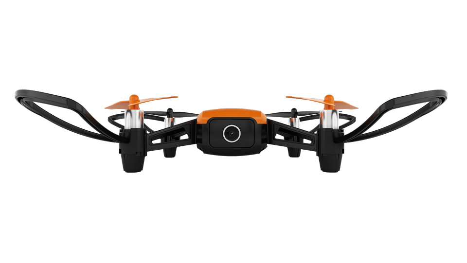 Önden görülen küçük turuncu ve siyah bir drone, beyaz bir arka plan üzerinde.