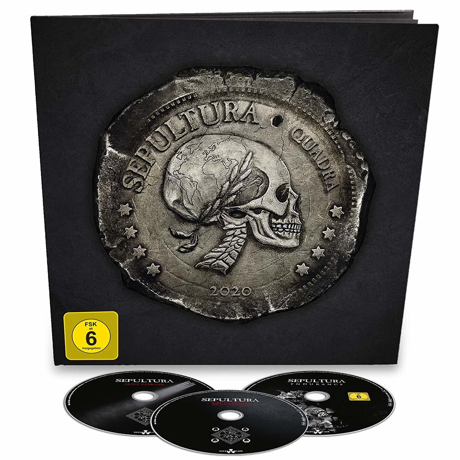 Egy fekete tok Sepultura Quadra című albumával, három CD-vel.