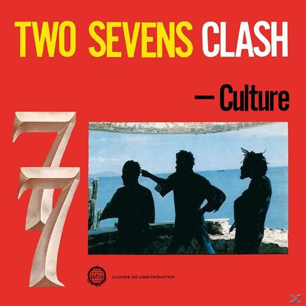 Albumhoes, Two Sevens Clash, Culture, met een rode achtergrond. Silhouet van drie mannen op het strand.