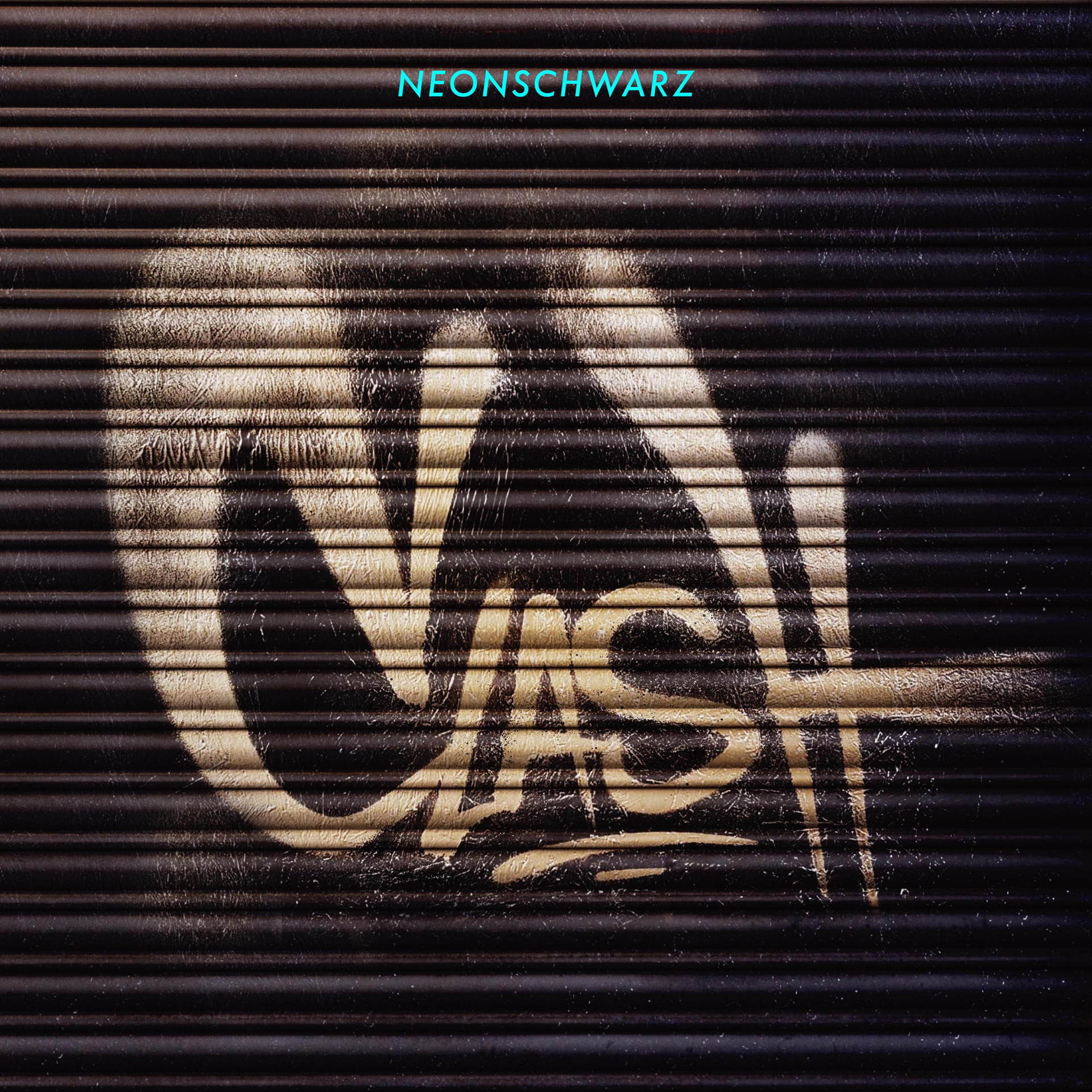 Graffiti auf Metalloberfläche. Das Wort ist 'GASH' in Weiß.