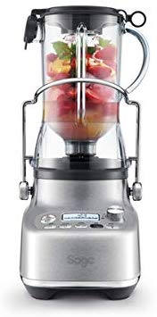 Ein Mixer mit Früchten, mit silberner Basis und schwarzem Deckel.