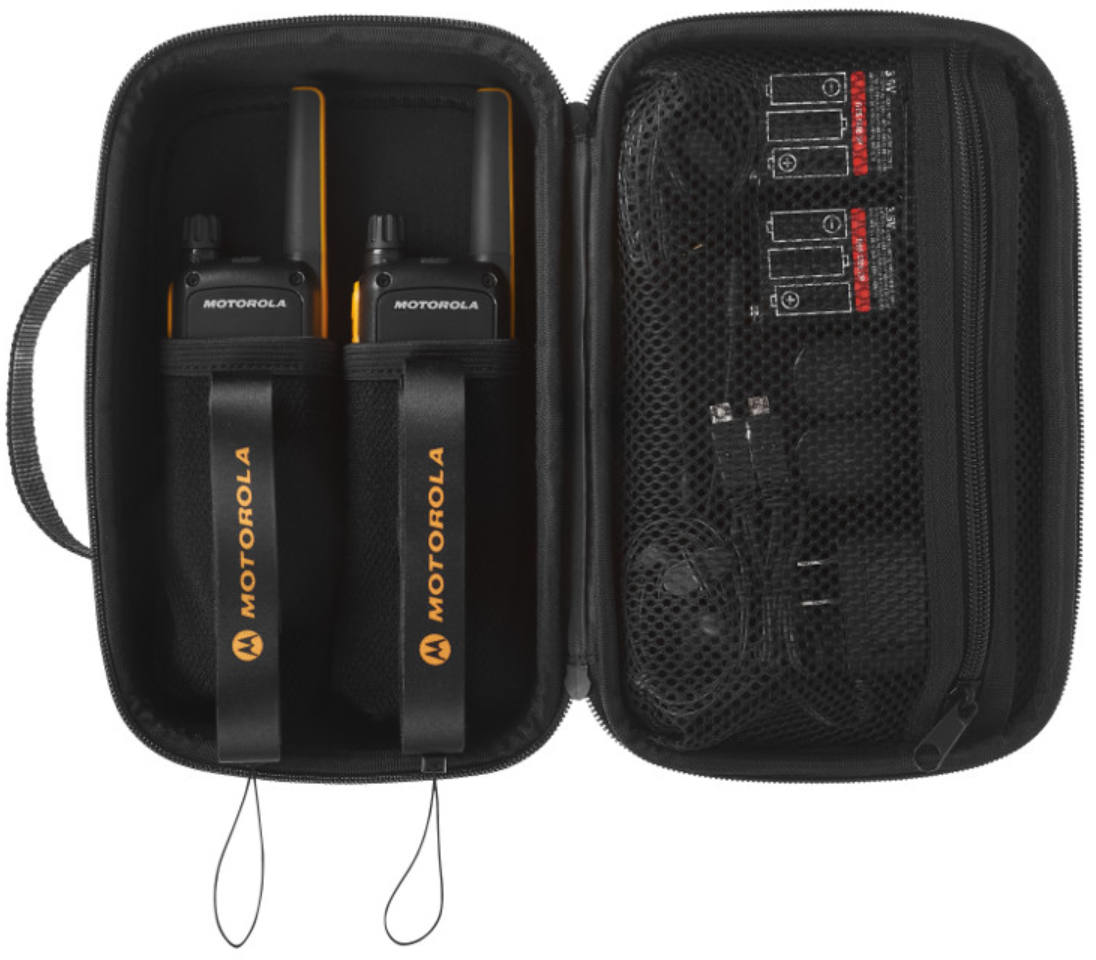 Egy nyitott fekete hordtáska, benne két Motorola walkie-talkie, töltők és akkumulátorok.