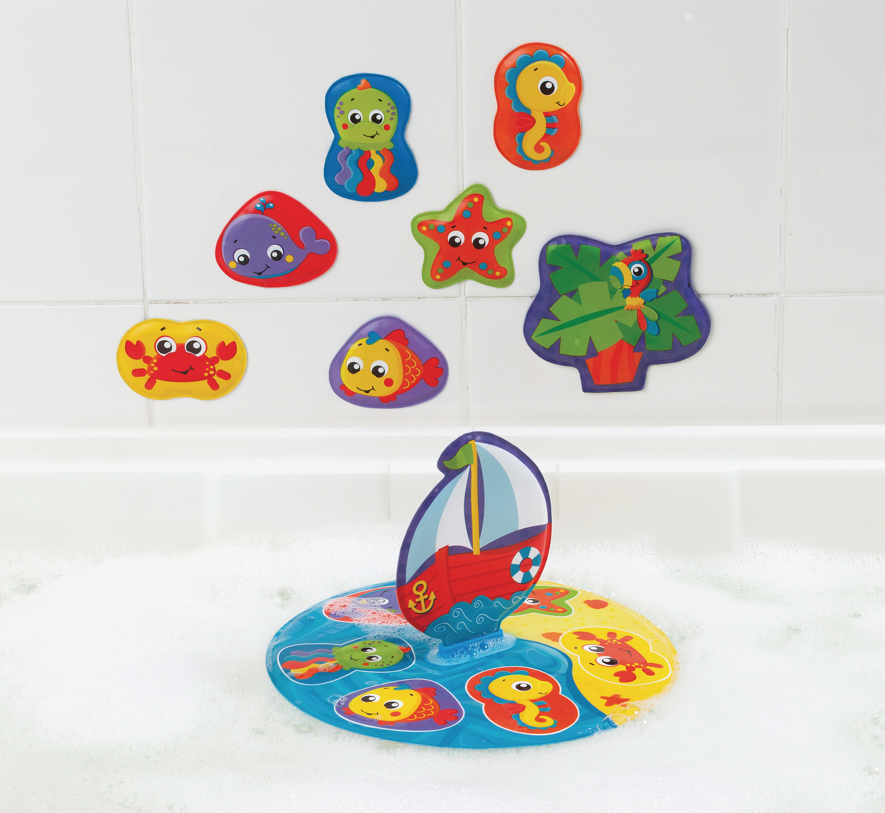 Badespielzeug, das in einer Badewanne mit Blasen schwimmt. Enthält ein Boot und Meerestiere.