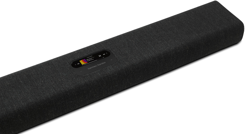 Zwarte soundbar met een klein scherm met muziekinformatie. 'Harman/kardon' staat eronder.