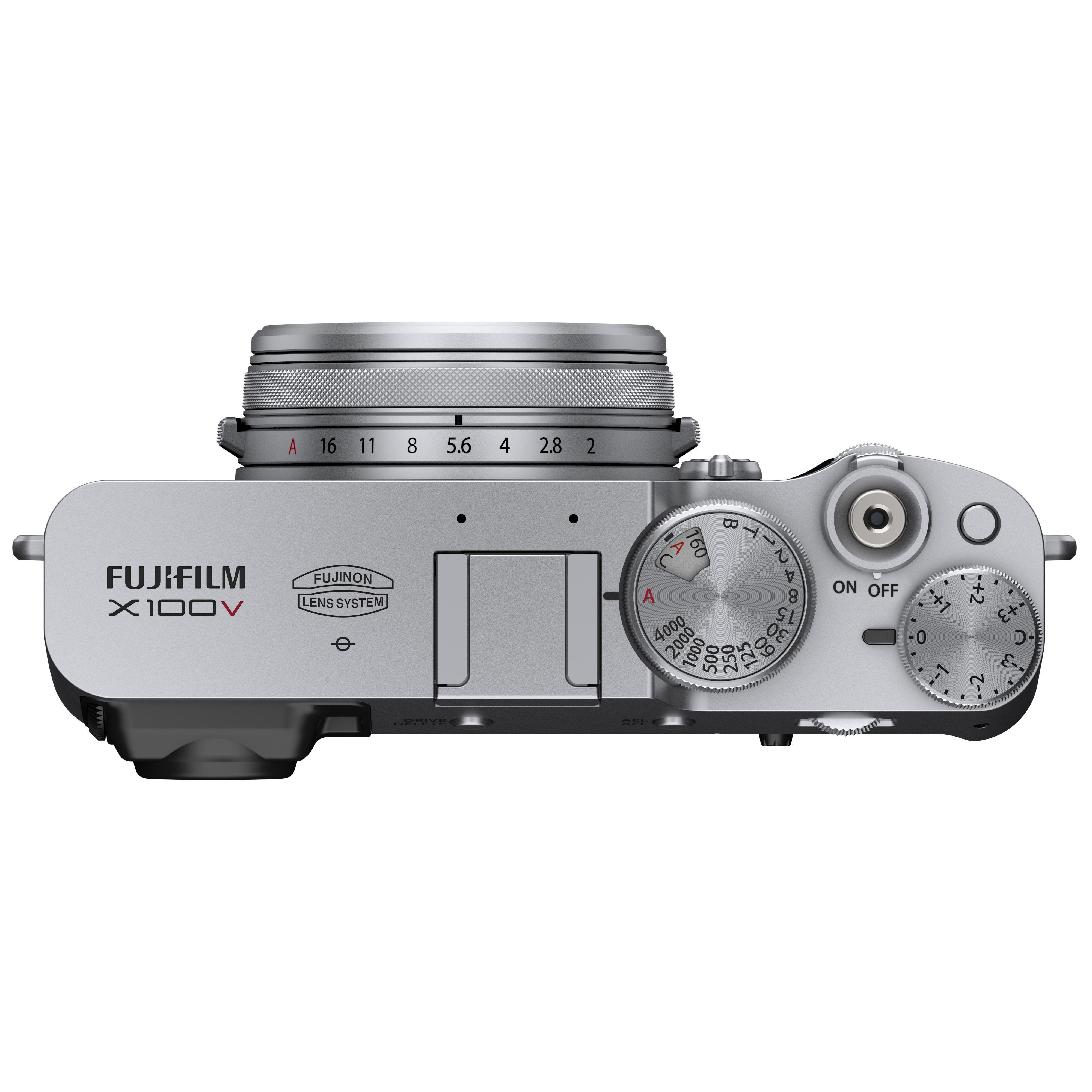 Draufsicht auf eine silberne Fujifilm X100V-Kamera auf weißem Grund. Zeigt Details zu Einstellrädern und Objektiv.