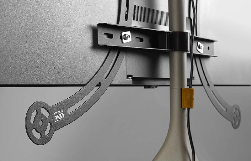 Panel trasero del televisor conectado a un soporte con un montaje.
