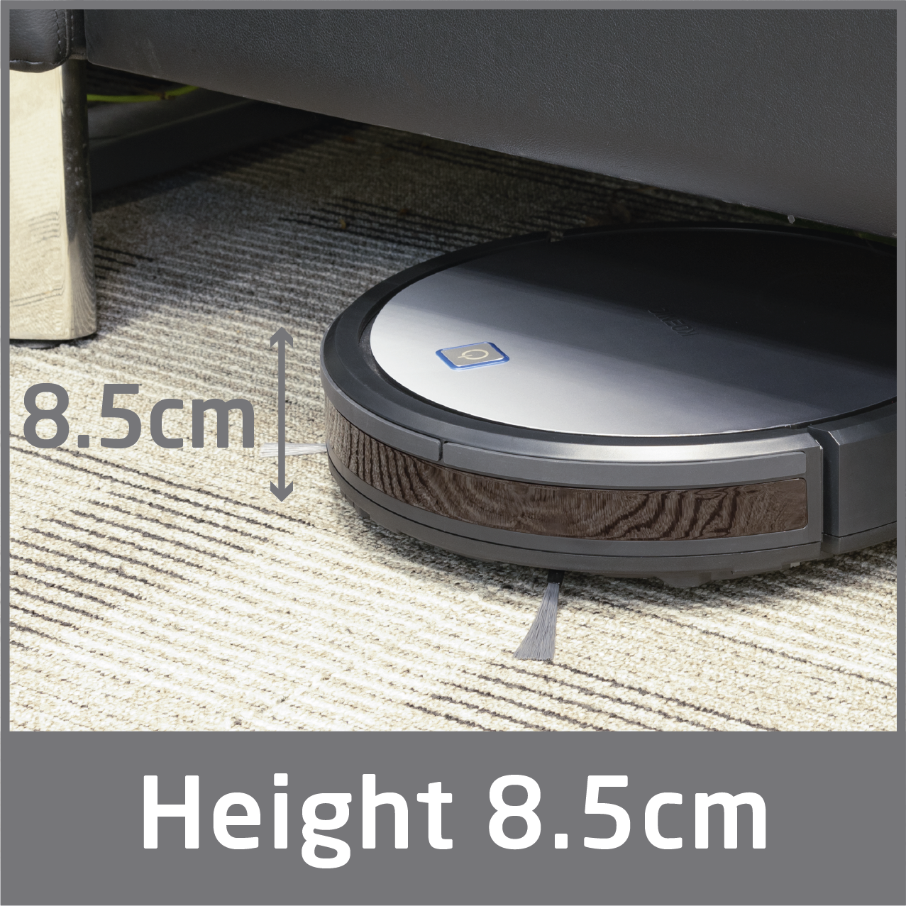 Roboter-Staubsauger unter einem Sofa, Höhe 8,5 cm, auf einem beigen Teppich.