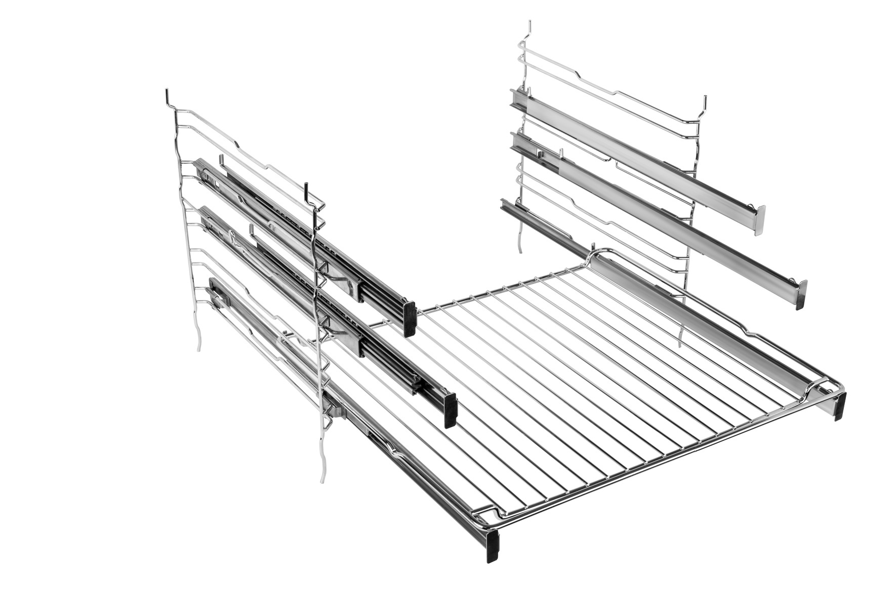 Metall-Schubladenschienen und Drahtregal für einen Küchenschrank. Weißer Hintergrund.