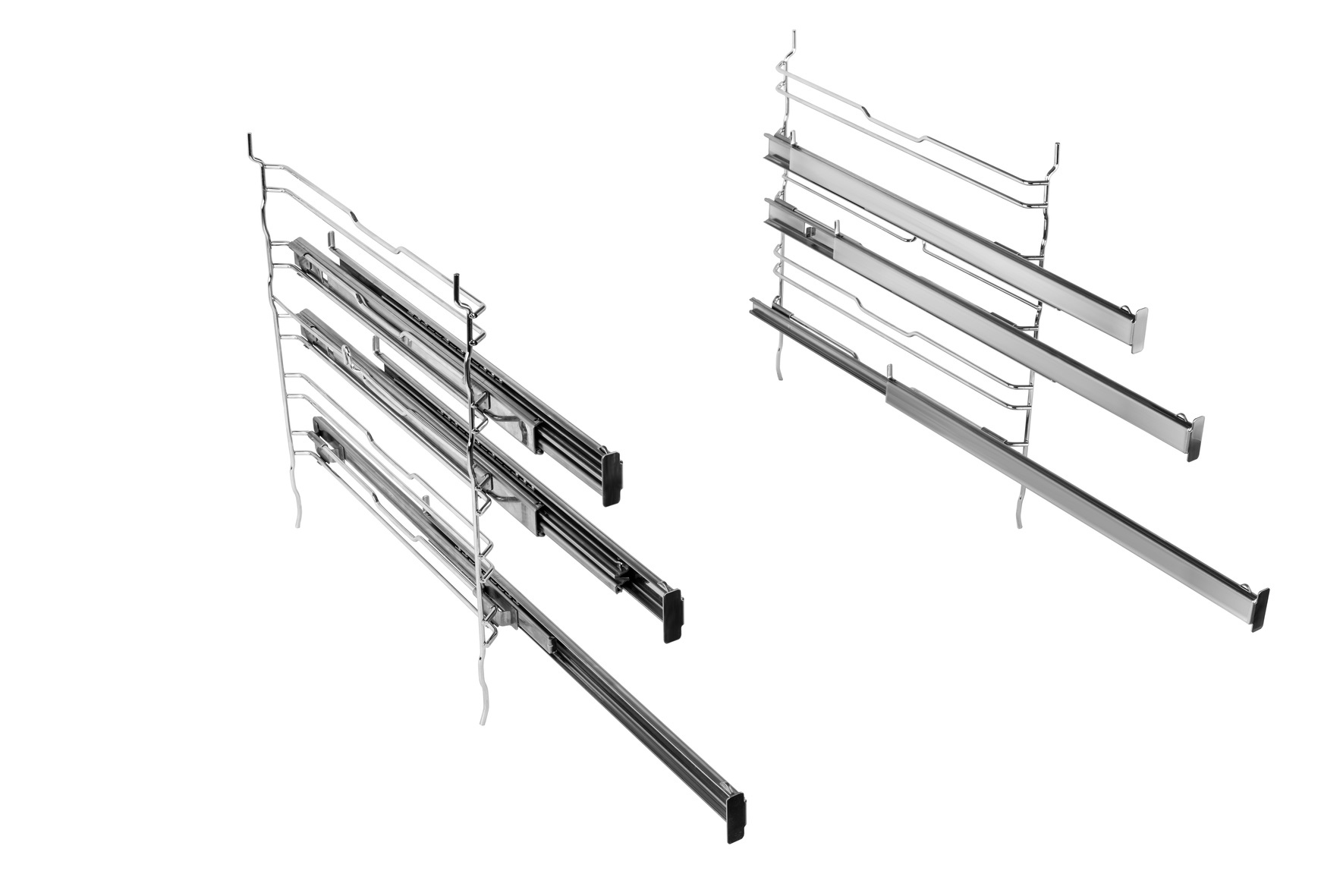Metall-Schubladenauszüge in einem Schrank. Mehrere Auszüge sind sichtbar und bieten eine detaillierte Ansicht.