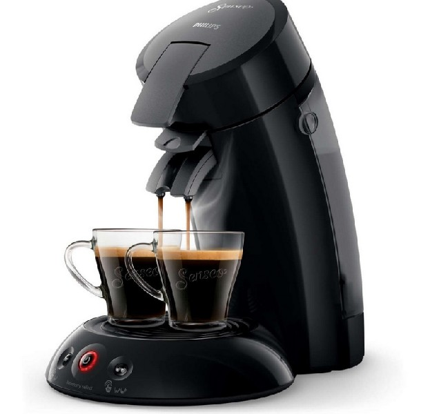 Cafetera Philips Senseo negra. Dos tazas transparentes debajo de las boquillas. El café fluye en las tazas.