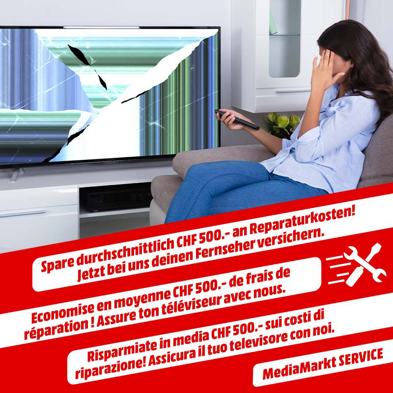 Frau mit kaputtem Fernseher, hält Fernbedienung, besorgt. Werbung für Fernsehversicherung.