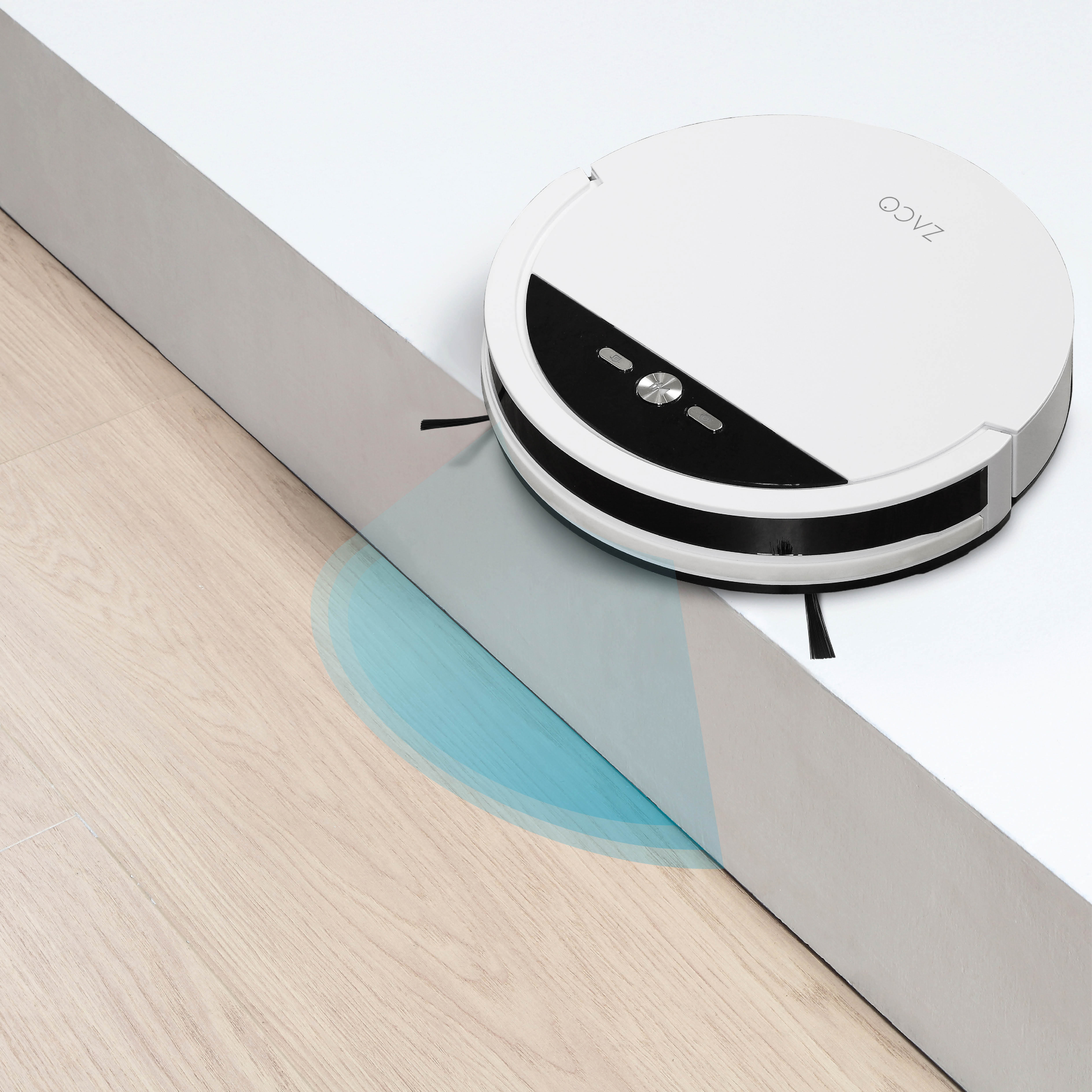 Weißer Roboter-Staubsauger auf hellem Holzboden, reinigt eine weiße Oberfläche. Blauer Bereich.