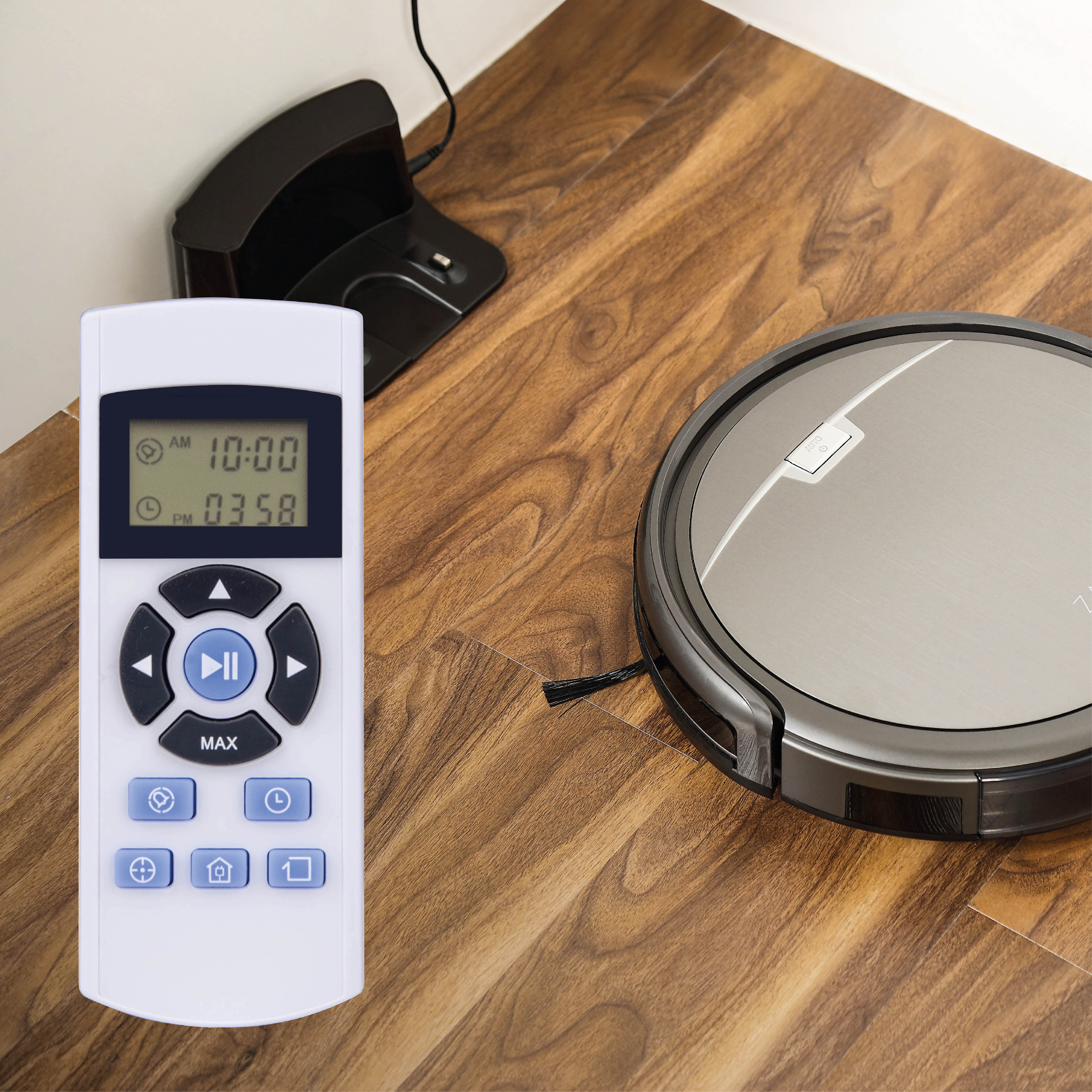 Fernbedienung mit Bildschirm zeigt Zeit. Staubsauger und Ladestation stehen auf dem Holzboden.
