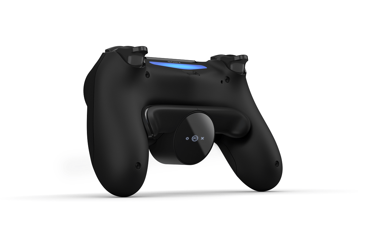 Un mando de PS4 negro de Sony con un accesorio.