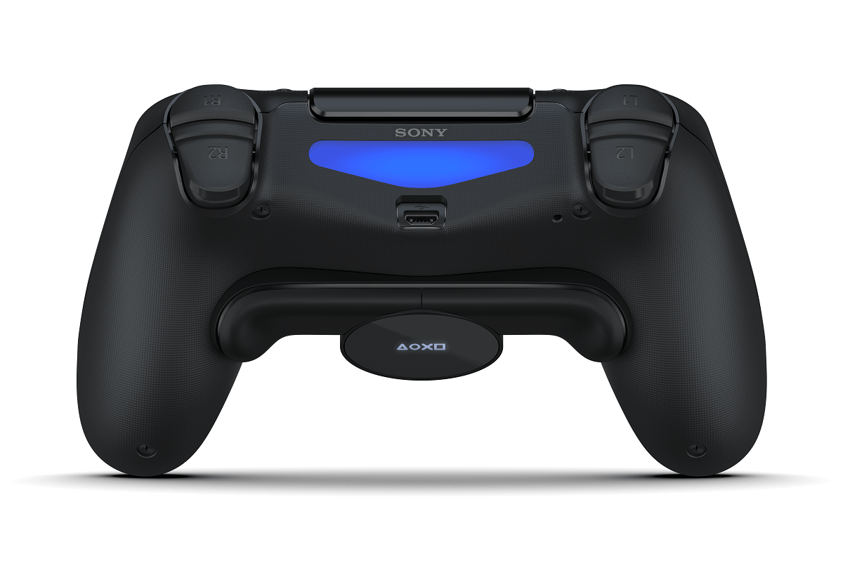 Un mando de videojuegos negro con el logotipo de Sony y luz azul. Los botones son visibles.