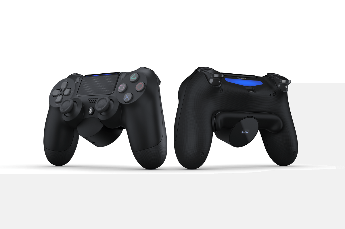Dos mandos PS4 negros, uno muestra botones y el otro la parte trasera.