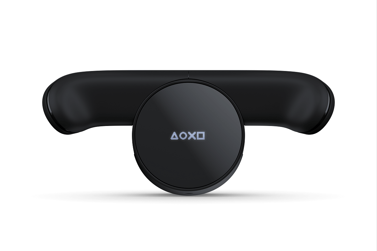 Controlador negro de PlayStation 5 con un botón circular negro en el medio. El controlador está sobre un fondo blanco.