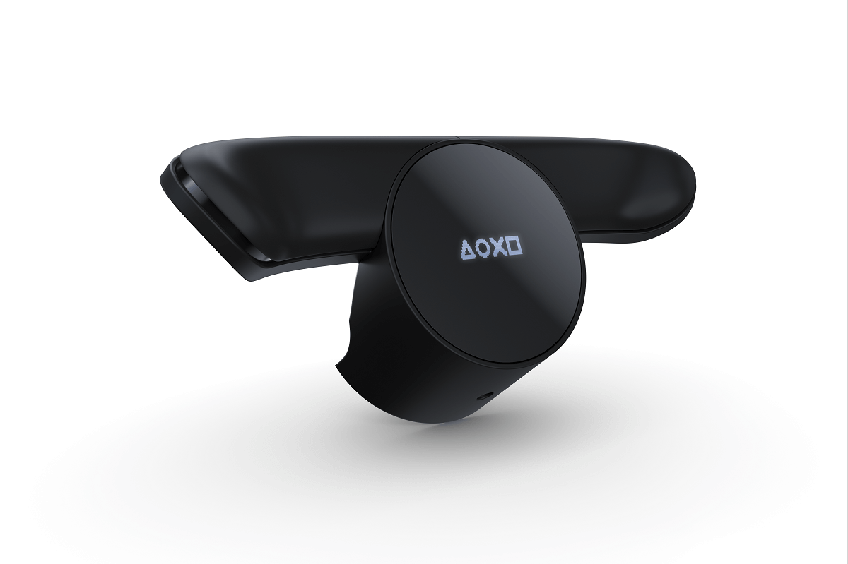 Accesorio negro de PS5, un dispositivo tipo mando, sobre fondo blanco.