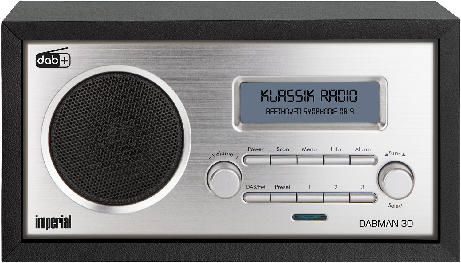 Een zwarte en zilveren DAB-radio. Het scherm toont 'Klassik Radio'. Zwarte achtergrond.