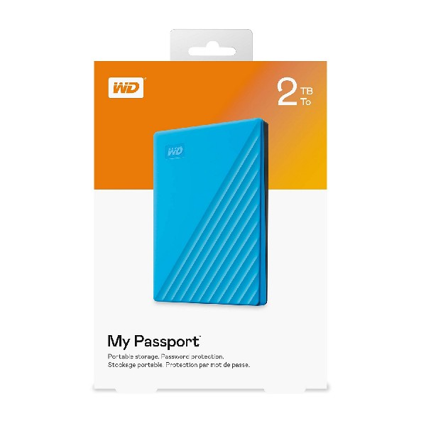 Disco duro externo azul WD My Passport en su embalaje blanco y naranja.