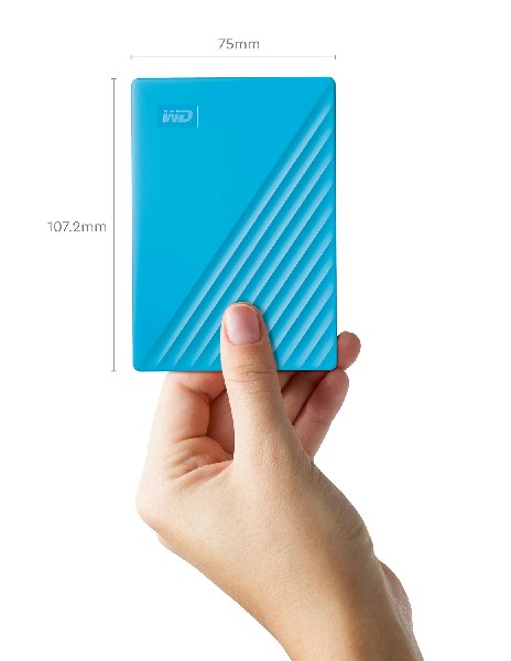 Una mano sosteniendo un disco duro portátil azul, texturizado, con fondo blanco y dimensiones.