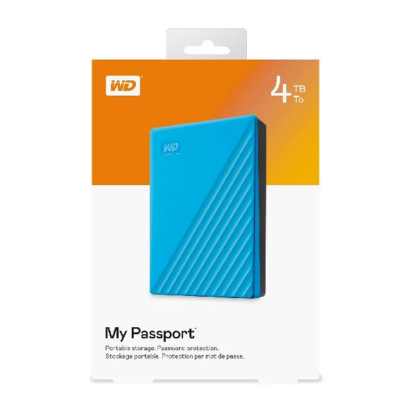 Un disco duro portátil WD My Passport de 4 TB azul en su embalaje blanco y naranja.