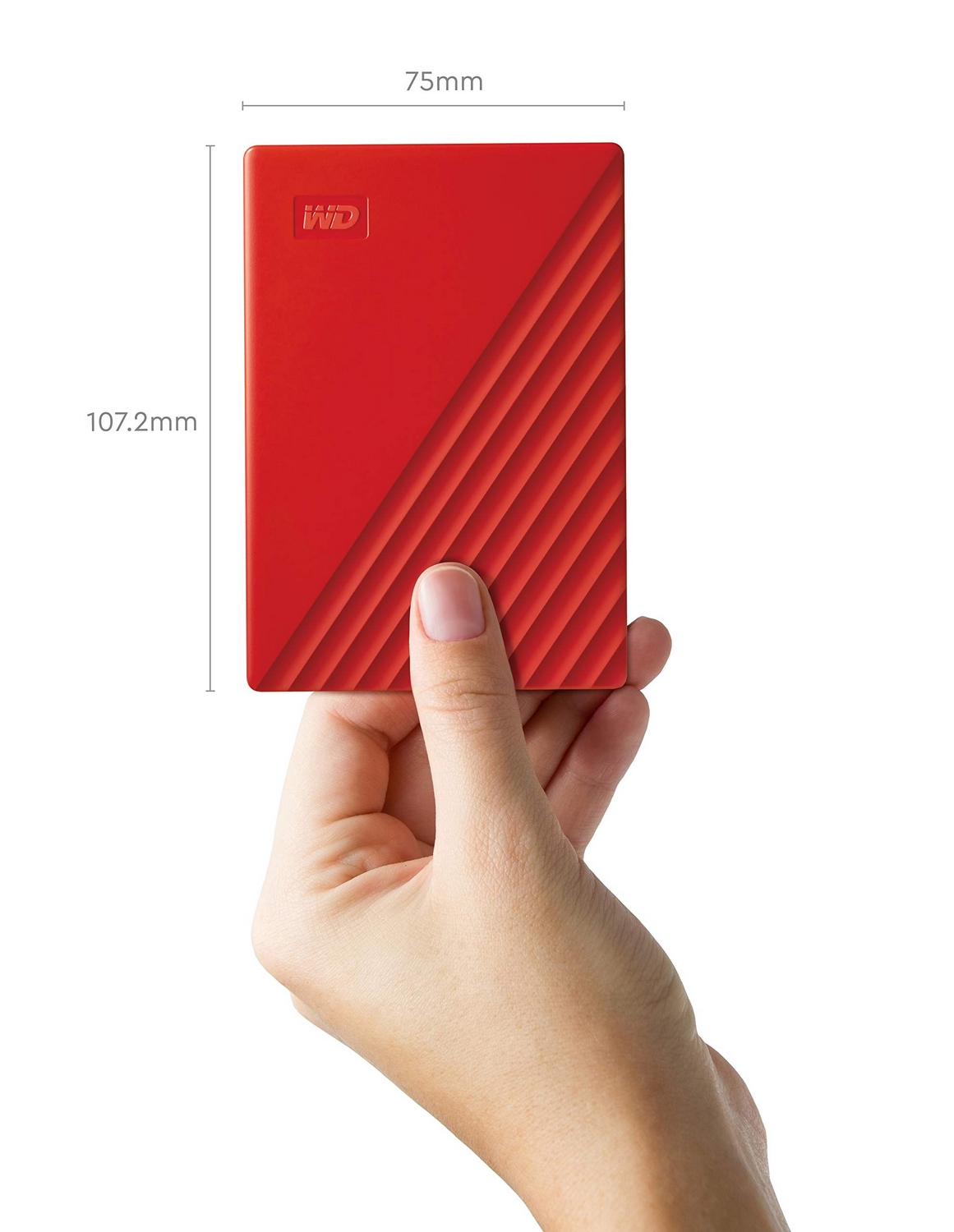Mano sosteniendo un disco duro externo WD rojo. Las dimensiones se muestran junto al disco.