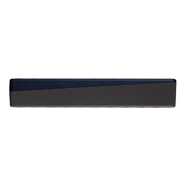 Un disco duro portátil negro y azul marino sobre un fondo blanco.