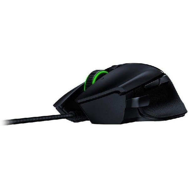 Un ratón gaming Razer negro con rueda de desplazamiento verde y cable.