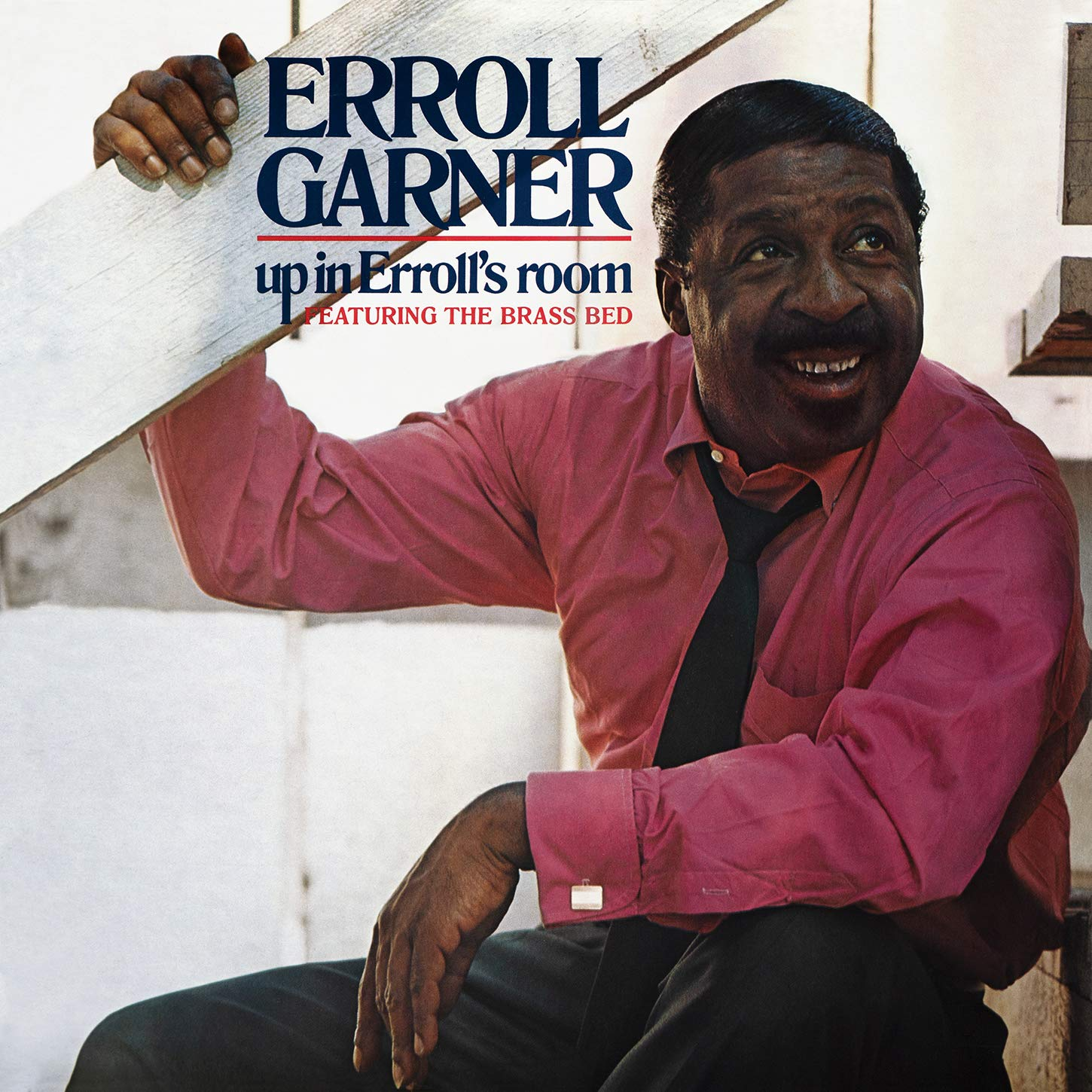 Erroll Garner album borítója rózsaszín ingben, fadarabot tartva. A cím: 'up in Erroll's room'.