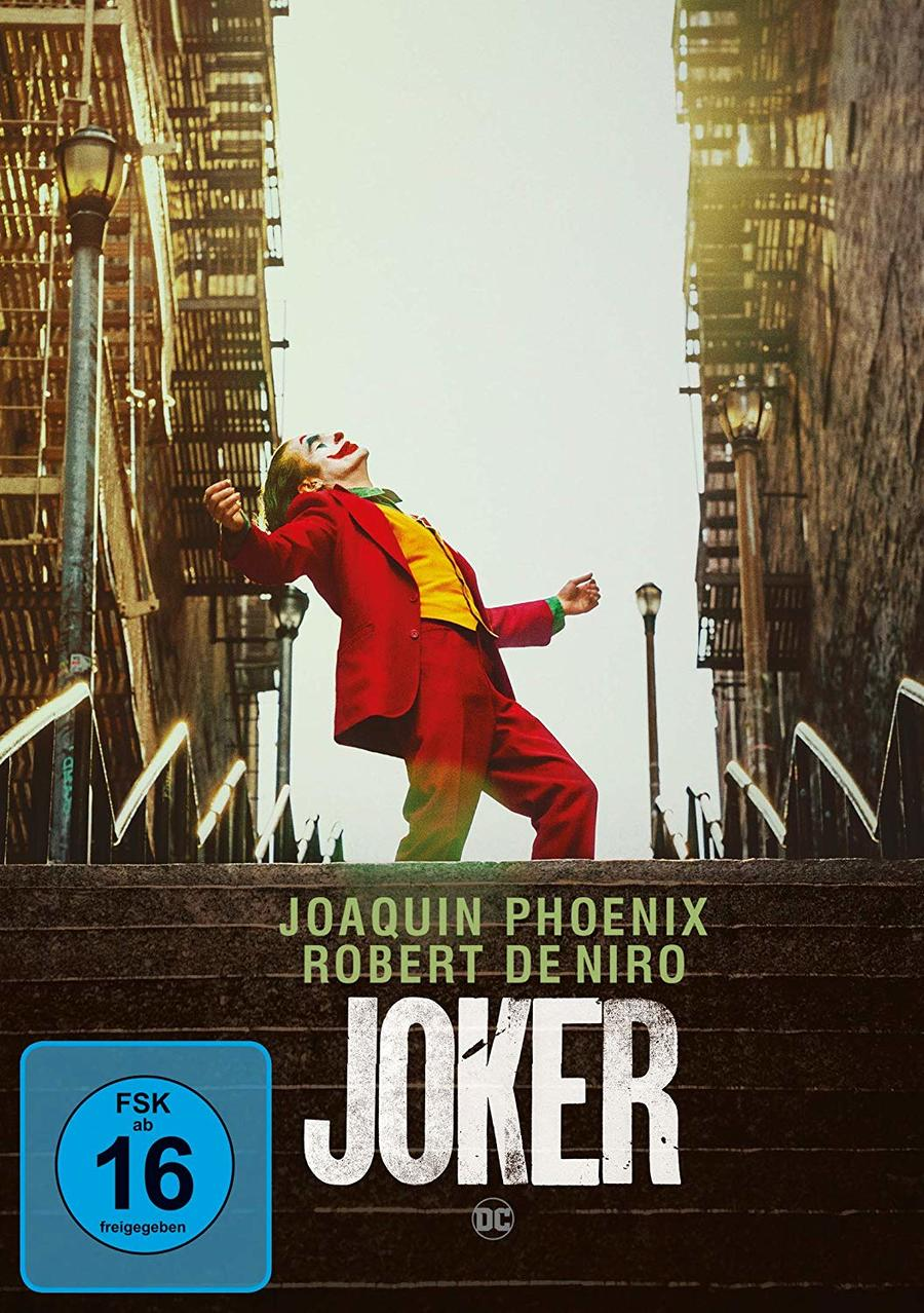 Joker-Filmplakat. Joker im roten Anzug auf Treppe, Stadtlandschaft im Hintergrund. Filmtitel unten.