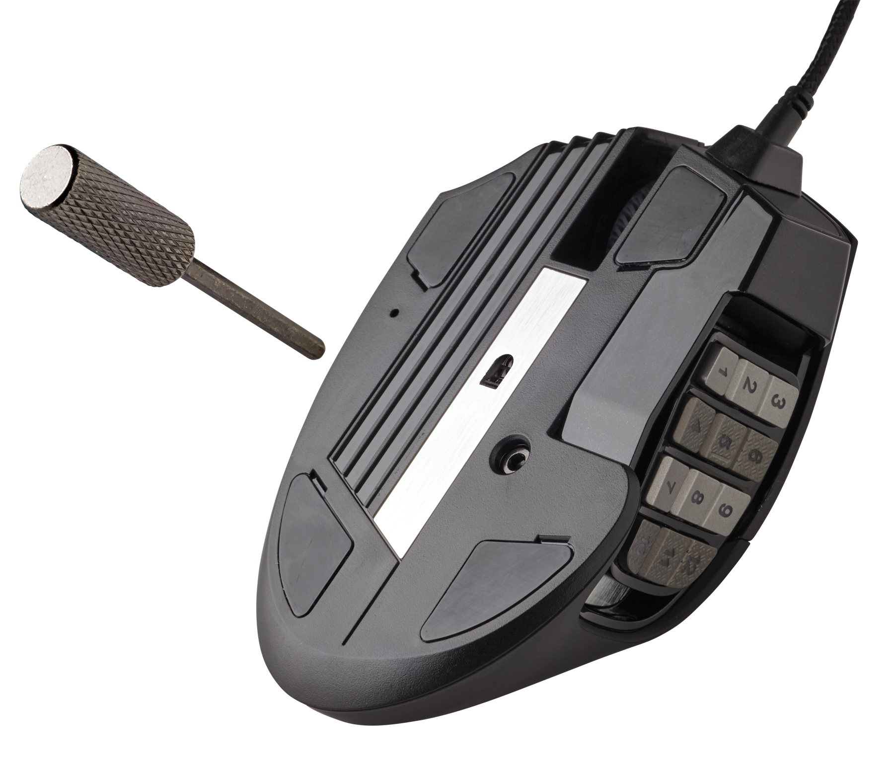 Die Unterseite einer Gaming-Maus mit Tasten und einem Schraubendreher. Die Maus ist schwarz.