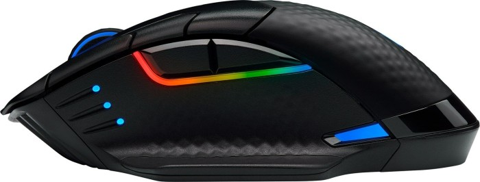 Schwarze Gaming-Maus mit farbigen LED-Leuchten an der Seite und oben, mit Tasten und einem Rad.