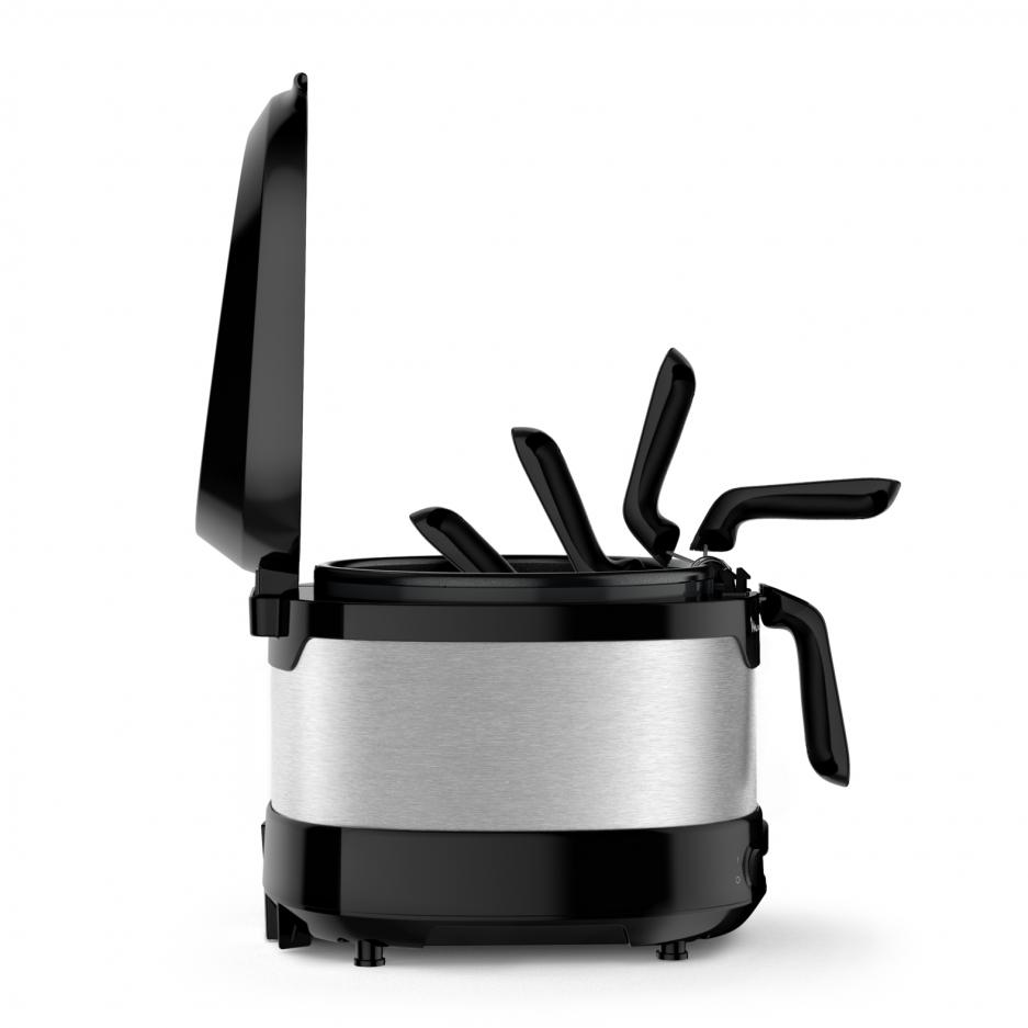 Un appareil de cuisine avec couvercle ouvert et plusieurs accessoires de cuisson.