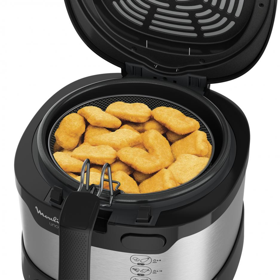 Une friteuse à air Moulinex Uno ouverte avec des nuggets dans le panier.