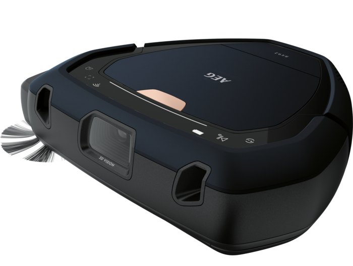 Zwarte robotstofzuiger met 'AEG'-logo en 3D-zichtcamera, iets omhoog gericht.