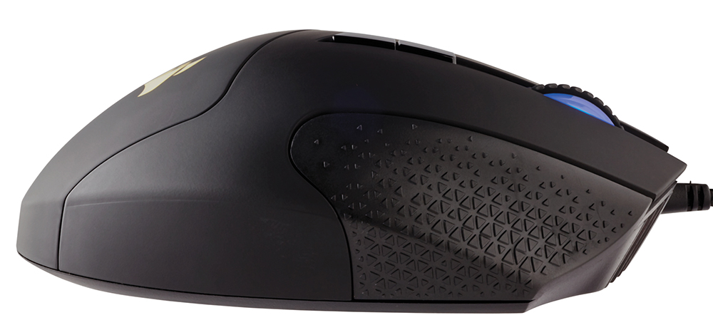 Zwarte gamingmuis met getextureerde zijkanten, een scrollwiel en blauw licht.