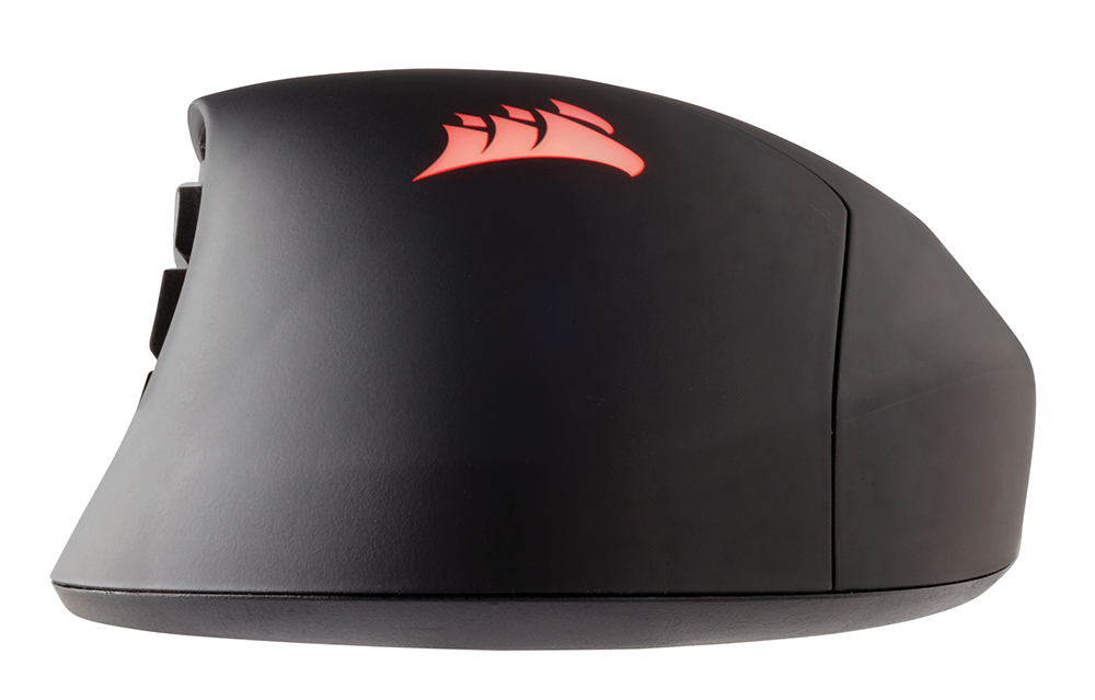 Zwarte Corsair-muis met rood logo. Witte achtergrond.