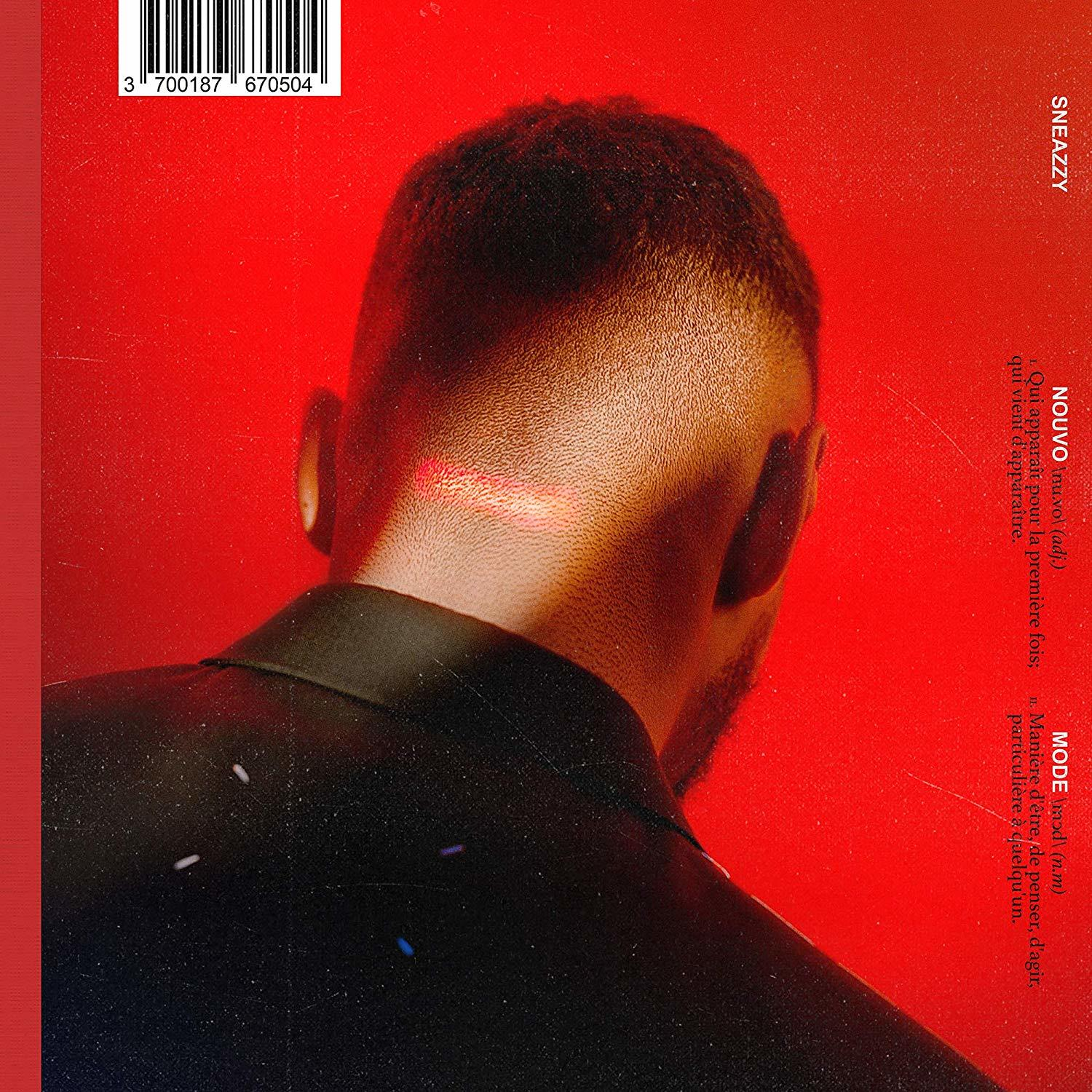 Un homme avec une coupe de cheveux, dos à la caméra, avec texte et code-barres sur fond rouge.