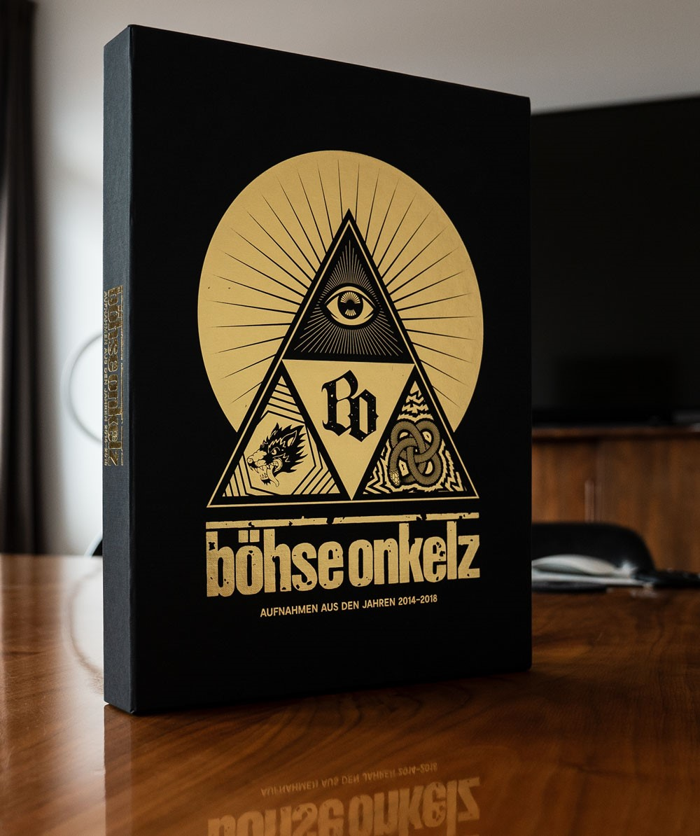 Schwarzer Buchumschlag mit Golddesign und 'Böhse Onkelz'-Text.