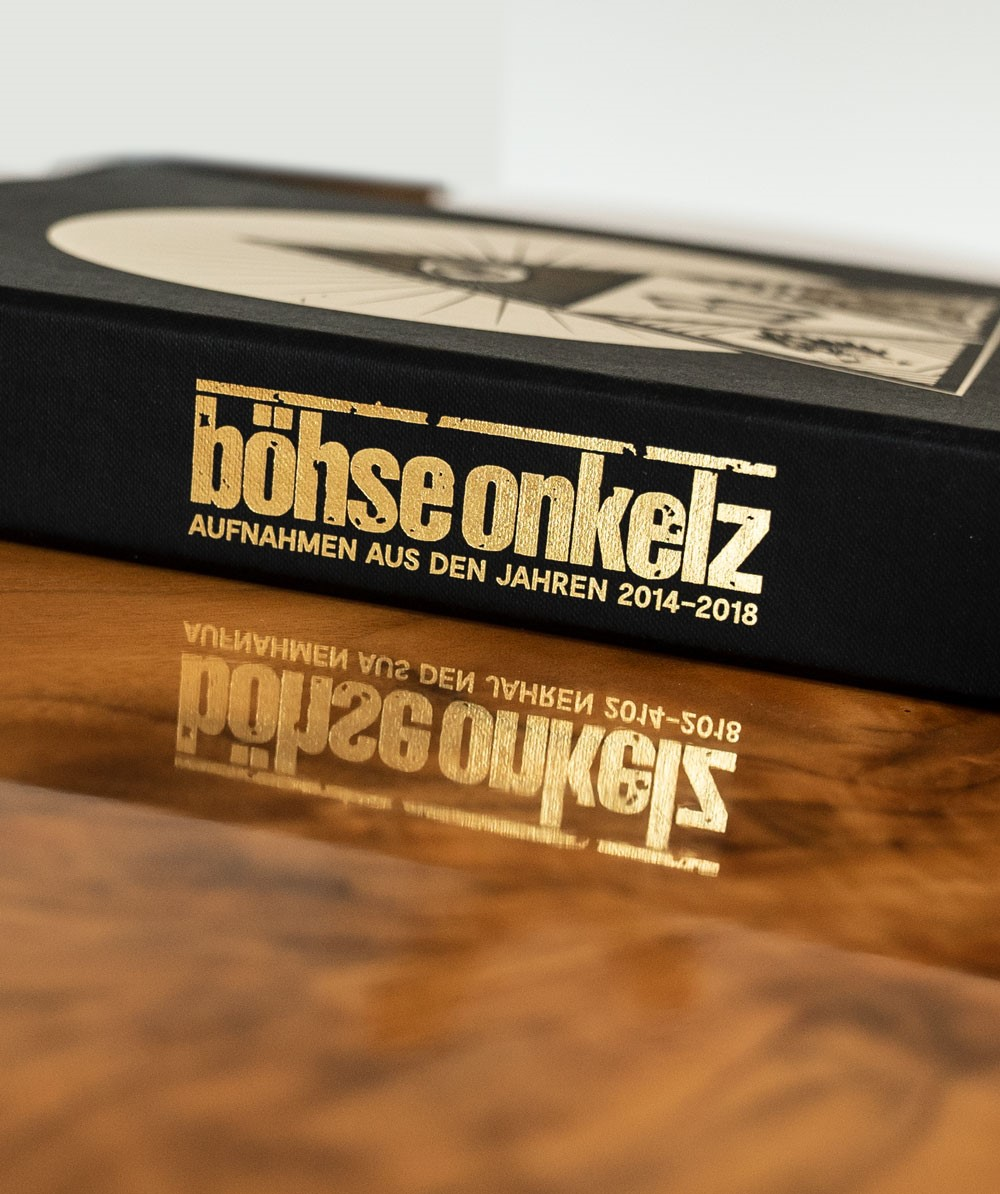 Buchrücken mit goldenem Text, 'böhse onkelz' und 'aufnahmen aus den jahren 2014-2018'.