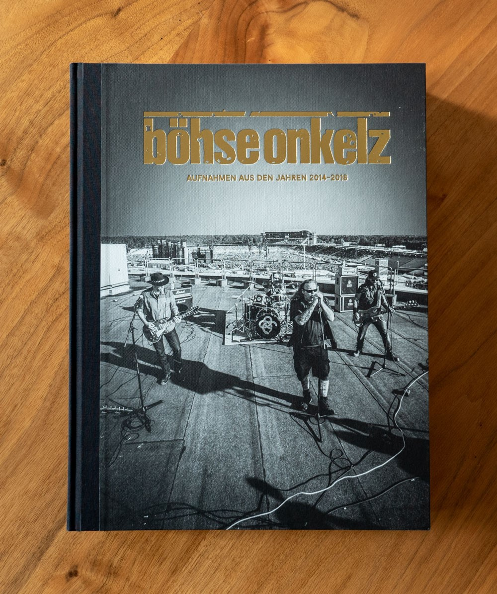 Buchcover mit Band auf einer Dachterrasse, mit goldenem Text: 'Böhse Onkelz'.
