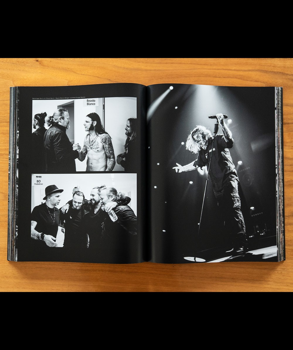 Ein offenes Buch zeigt Schwarzweiß-Fotografien einer Band auf und hinter der Bühne.