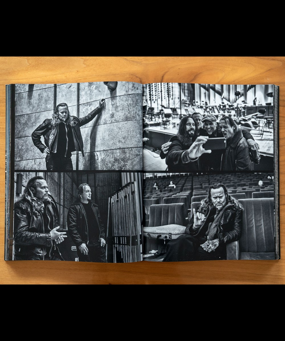 Buchdoppelseite mit Schwarz-Weiß-Fotos von Personen in einem Backstage-Setting.