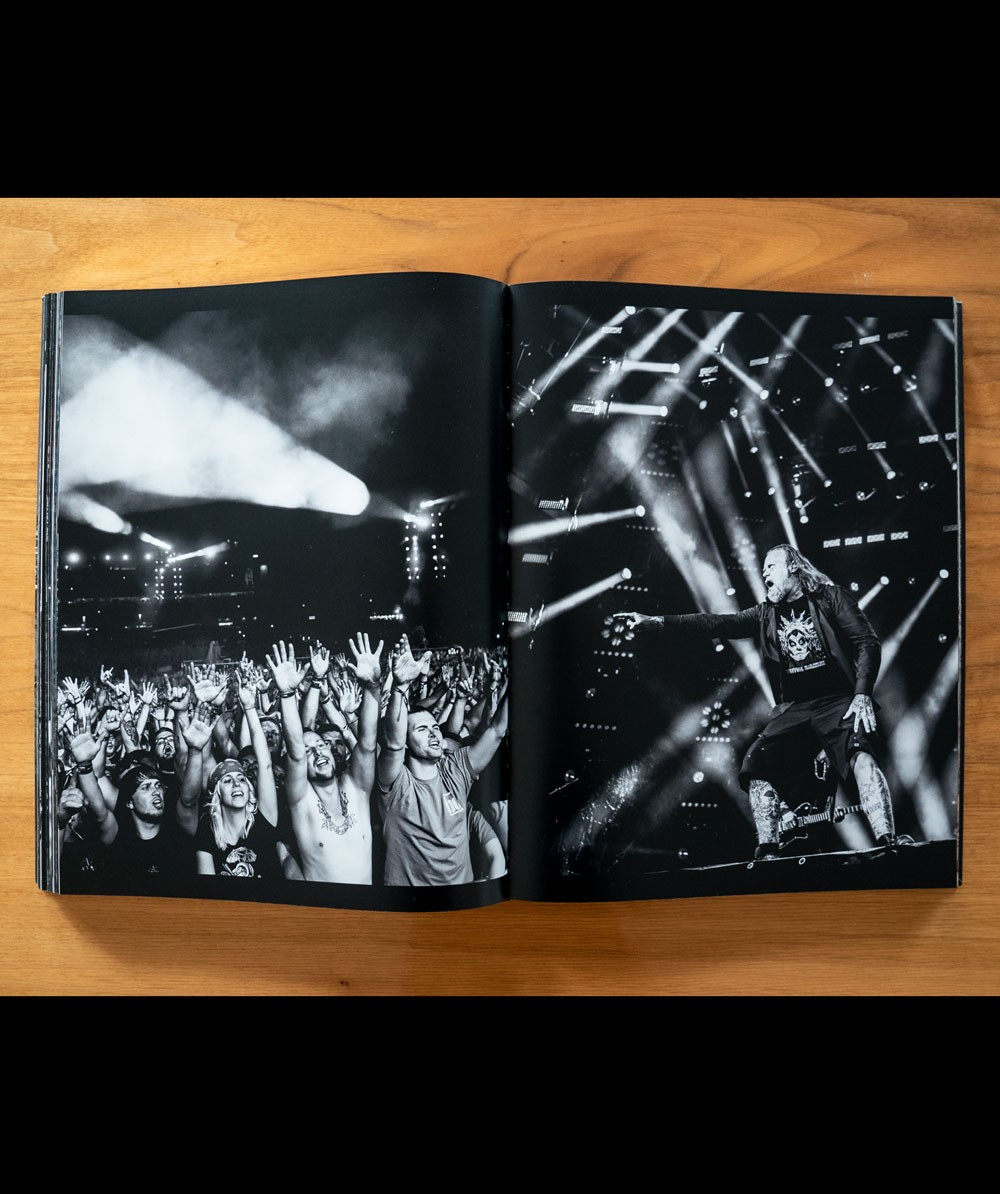 Doppelseite eines Schwarz-Weiß-Fotobuchs. Bühne mit Darsteller und Publikum.