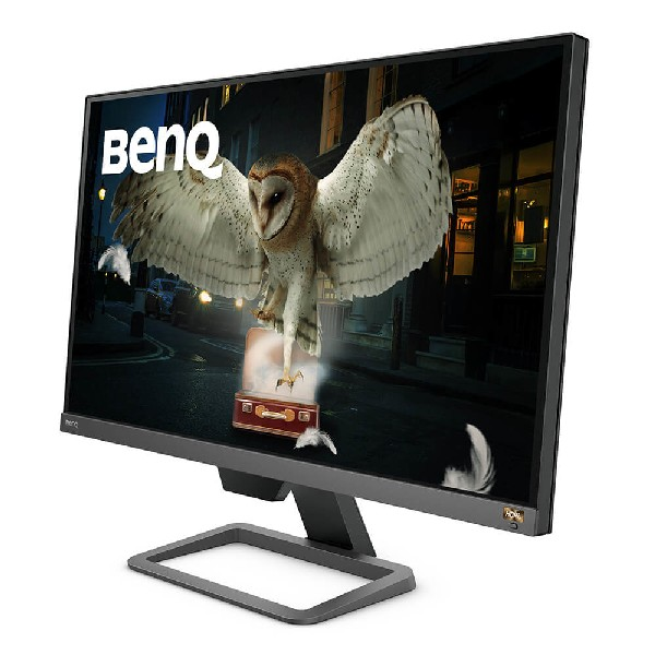Monitor BenQ que muestra una escena fantástica. Un búho vuela sobre una maleta.