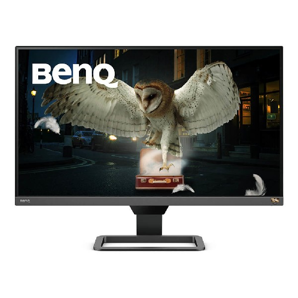 El monitor BenQ muestra un búho con alas abiertas en una escena callejera con una maleta.