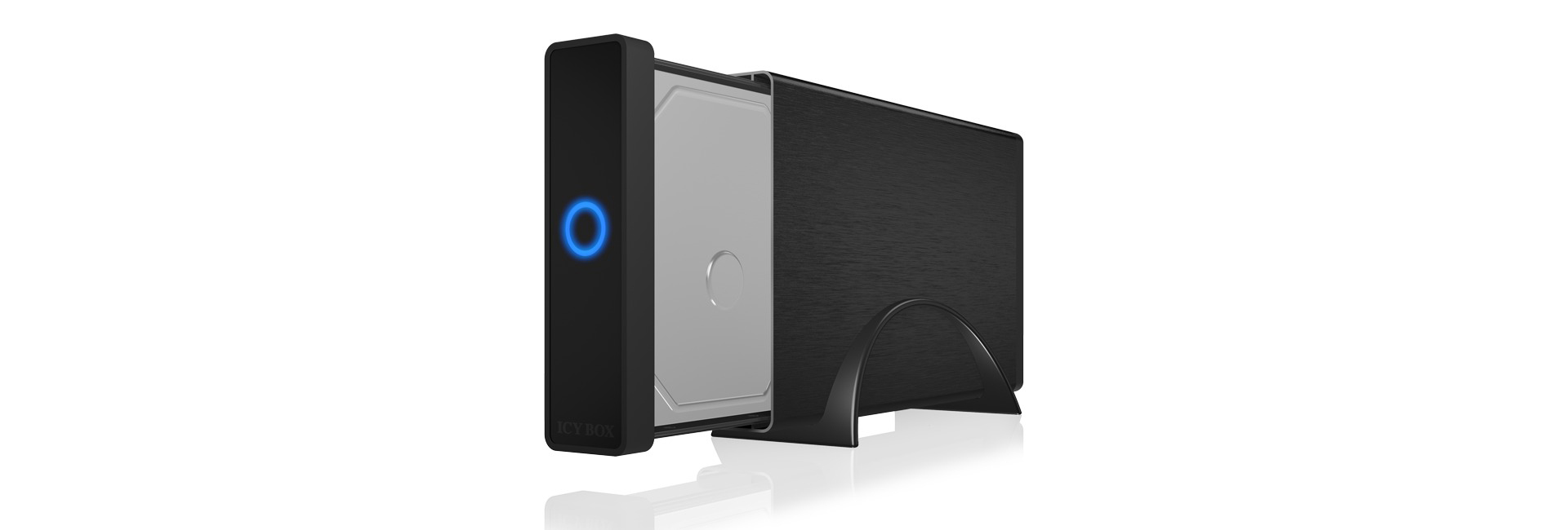 Ein schwarzes externes Festplattengehäuse mit blauer LED-Leuchte, auf Weiß.