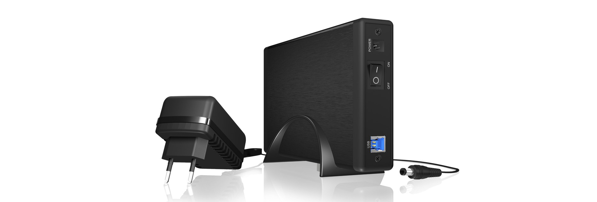 Schwarze externe Festplatte. Netzteil und Kabel befinden sich links. Netzschalter und Anschluss an der Seite.
